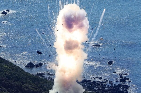 japonya uzay roketi patladı